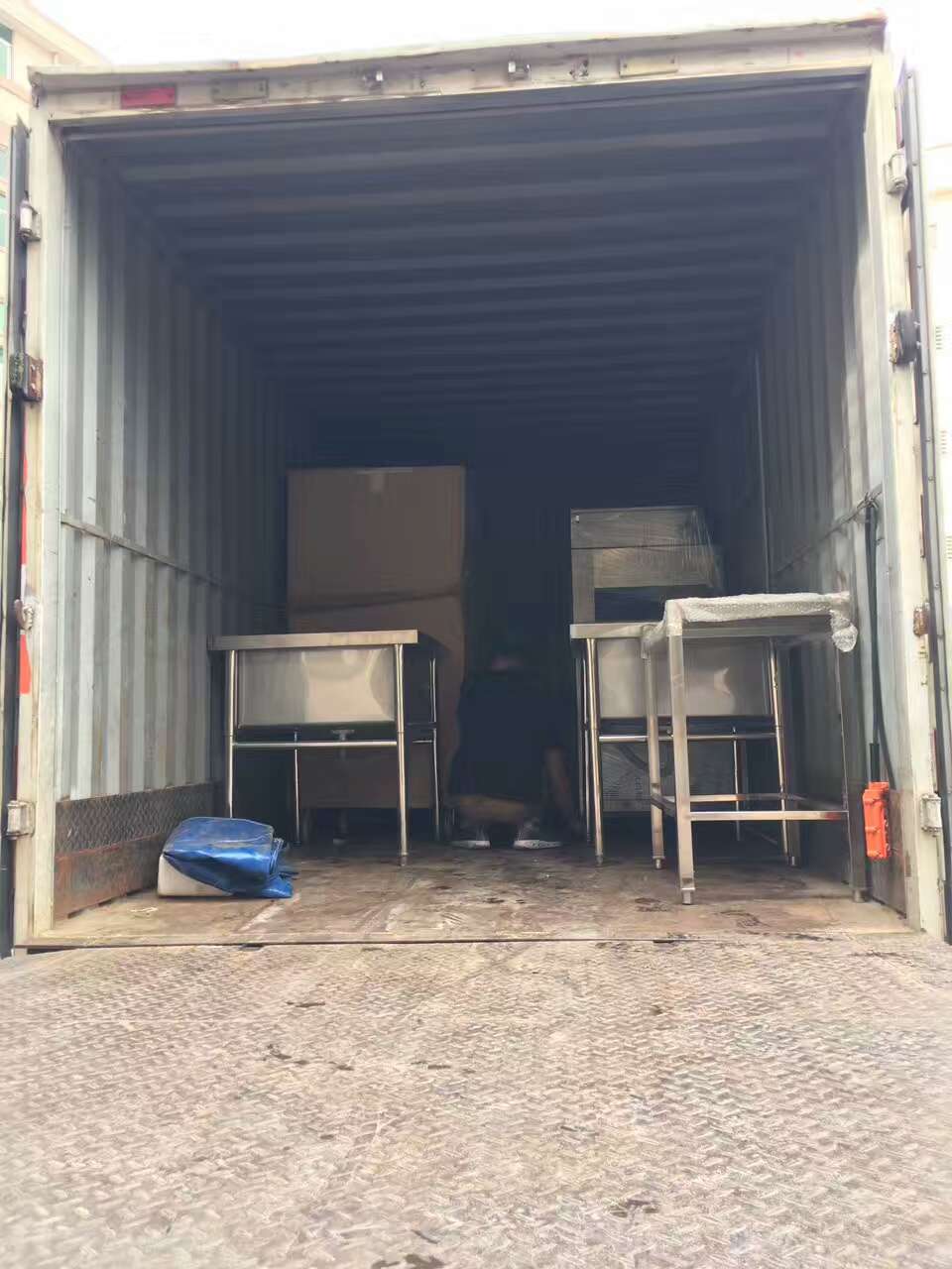 亞鈦洗碗機(jī)裝車(chē)